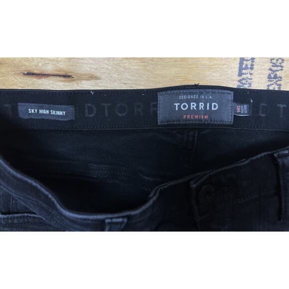 Torrid Premium Sky High Skinny Jeans – Size 14S – Distressed Dark Wash – Women’s - Picture 4 of 4